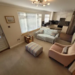 The Mumbles - Bungalow - 2 Bedrooms - Pet Friendly Holiday home